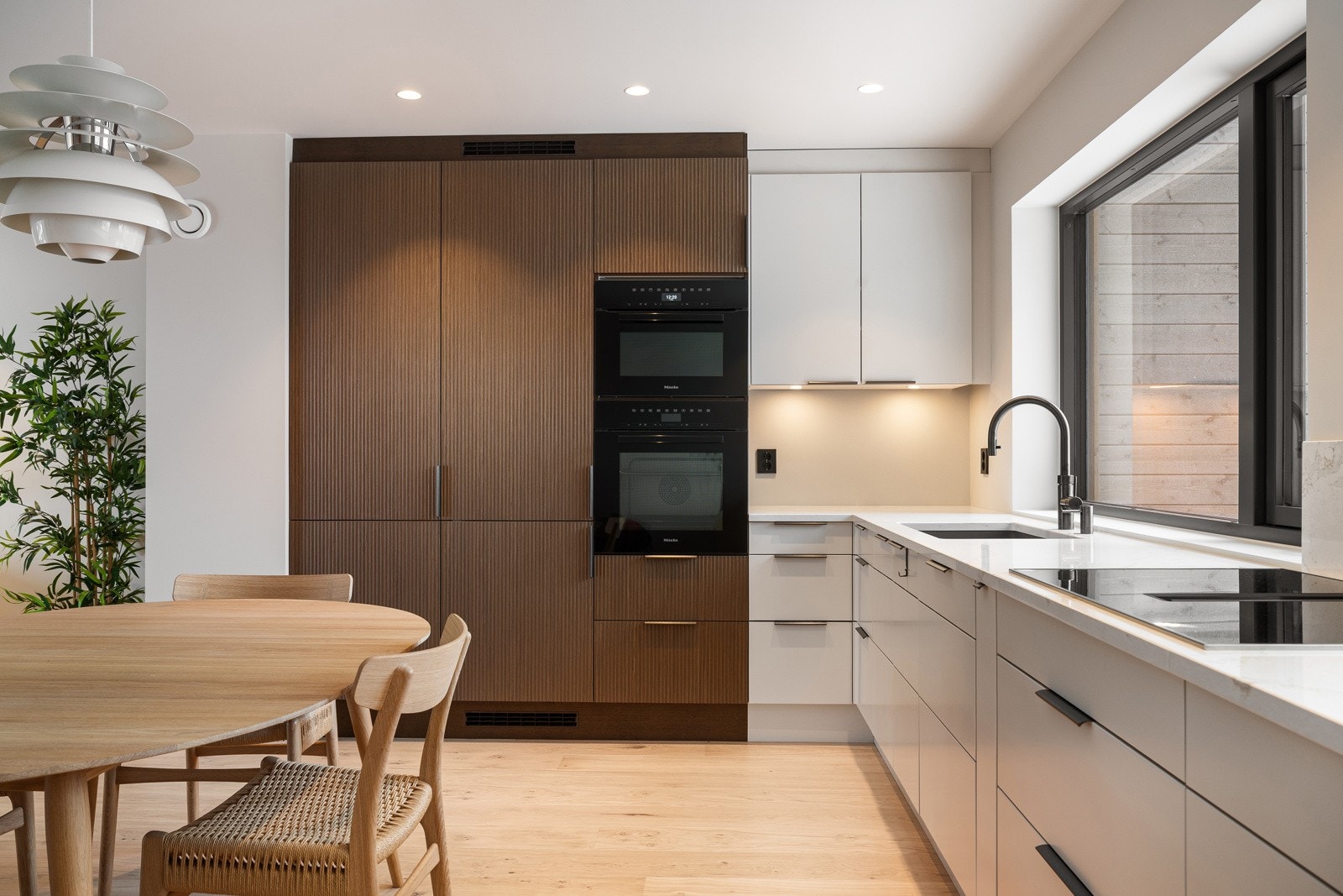 Boligen er betydelig oppgradert med tilvalg som eksklusivt kjøkken, moderne elektroinstallasjoner, stilrene fliser og andre kvalitetsløsninger. Galleribilde