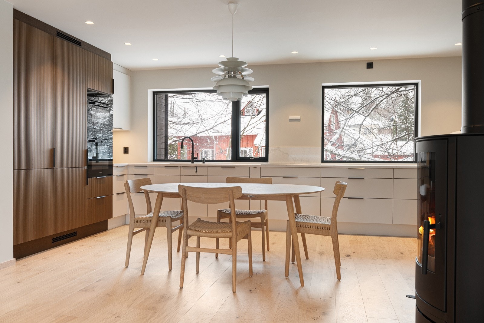 Delikat kjøkken med rikelig av oppbevaringsplass. Galleribilde