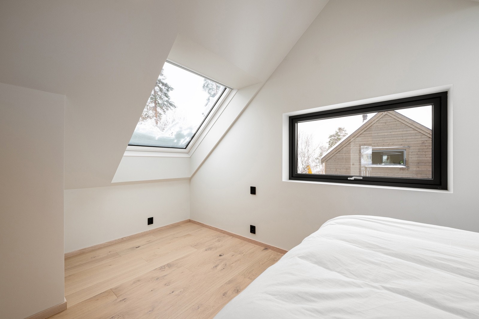 I øverste etasje er det 3 soverom. Mastersov. har lys inn fra 2 sider. Galleribilde