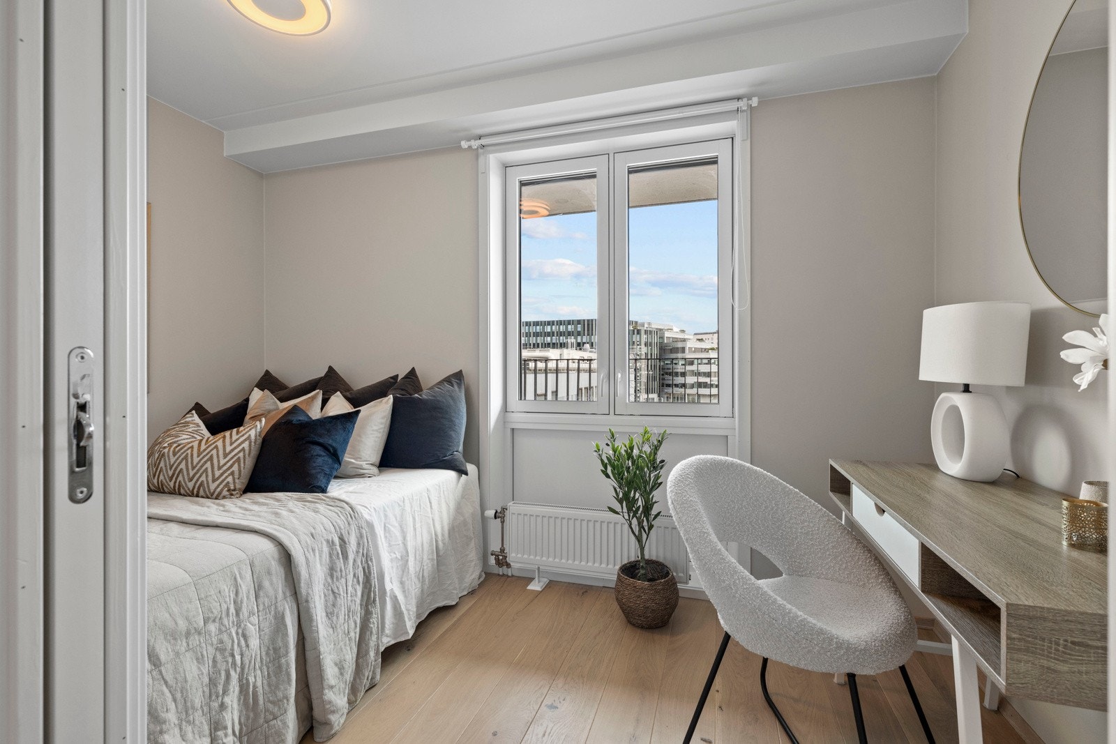 Det andre soverommet er også romslig og kan tilpasses etter behov - ideelt som barnerom, gjesterom eller hjemmekontor. Det er elektrisk solskjerming på soverommene. Galleribilde