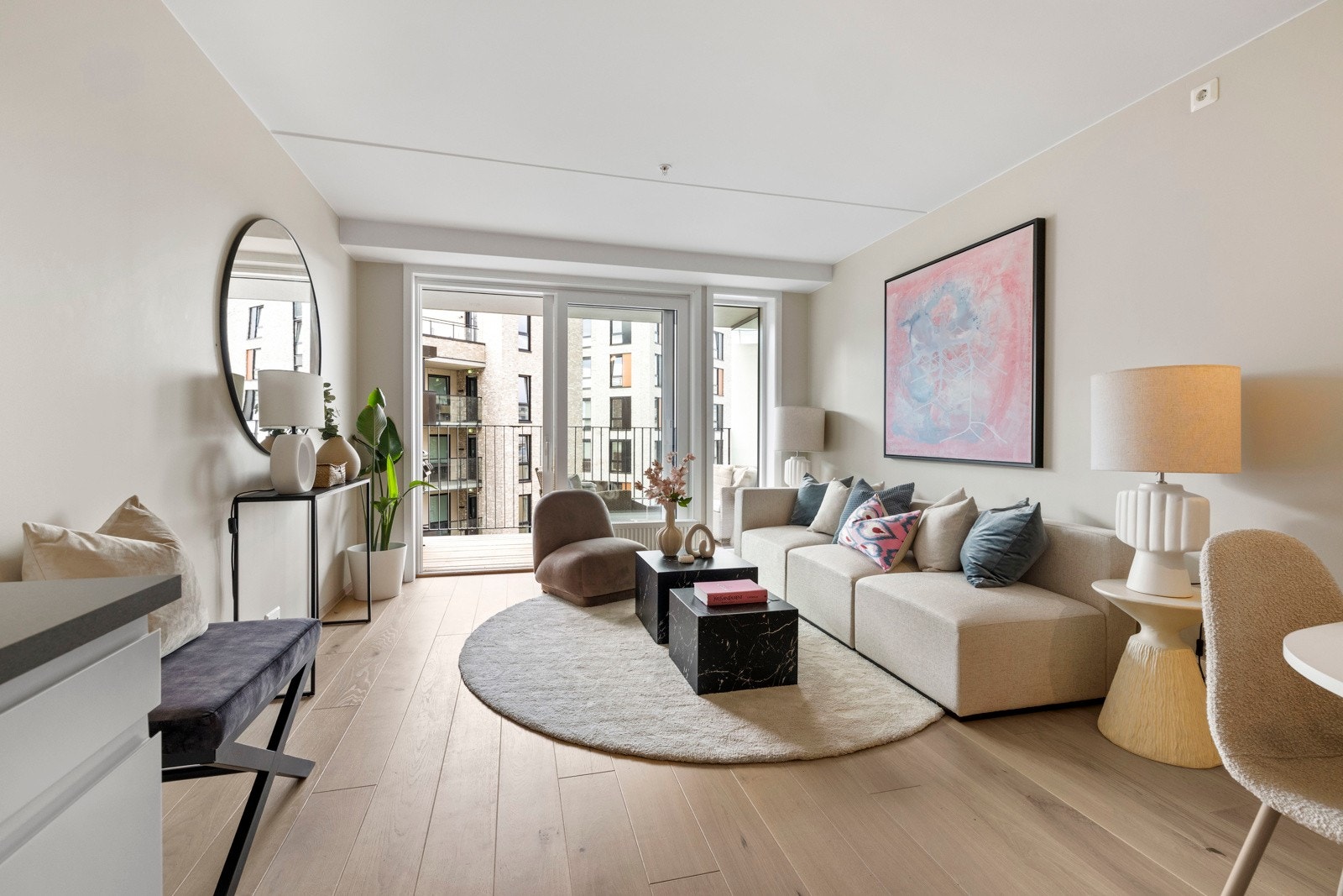 Leiligheten ligger høyt og fritt i 6. etasje, med flott utsikt og sol som følger deg fra morgen til kveld. Galleribilde