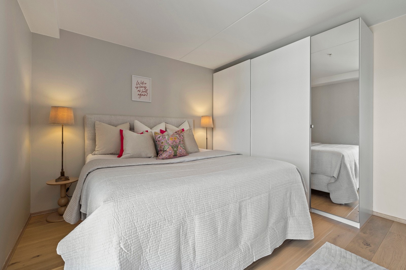 Hovedsoverommet er romslig med plass til dobbeltseng og tilhørende møblement. Den store garderobeløsningen sørger for rikelig oppbevaring. Galleribilde