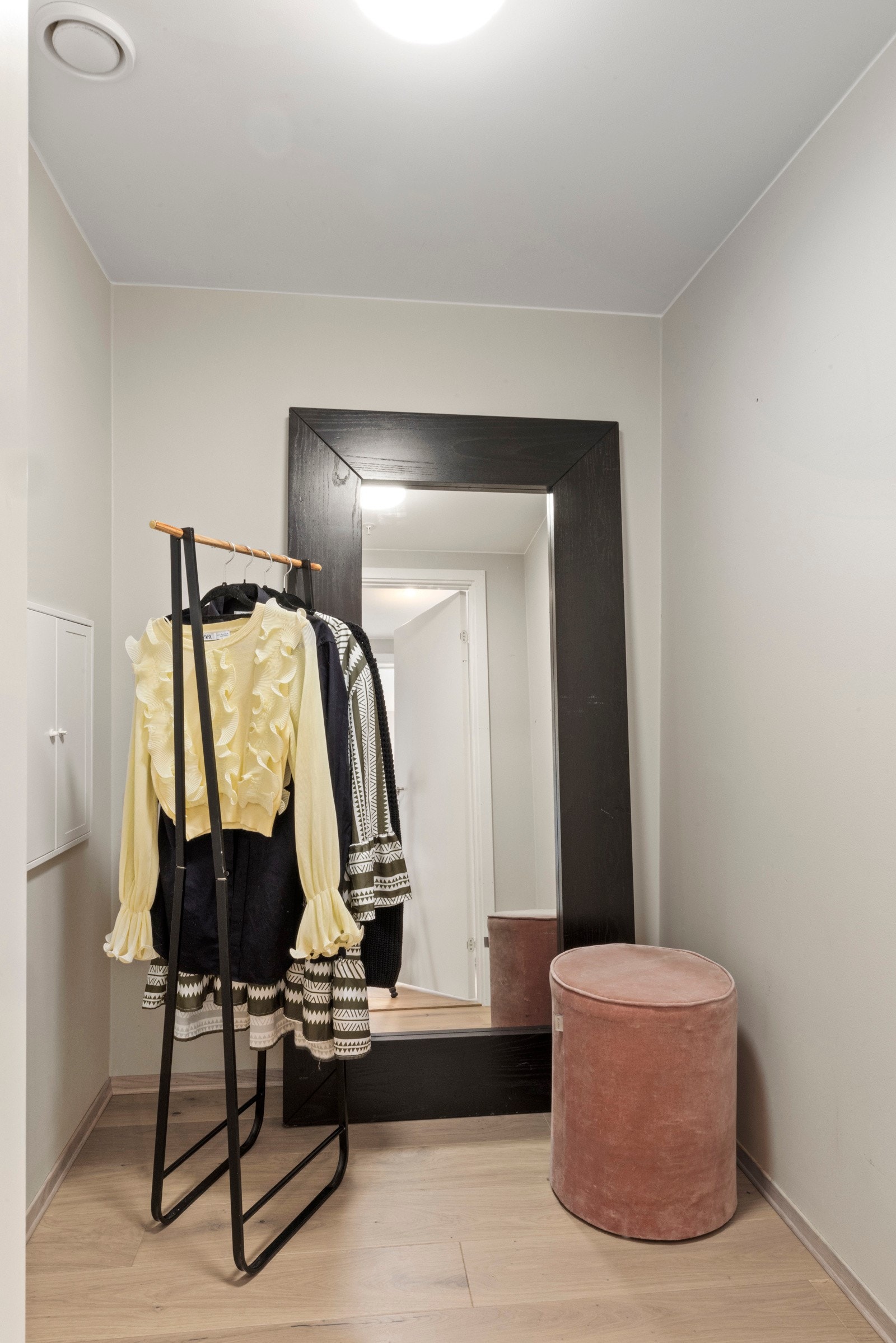 Leiligheten har en innvendig bod og stor kjellerbod. Galleribilde