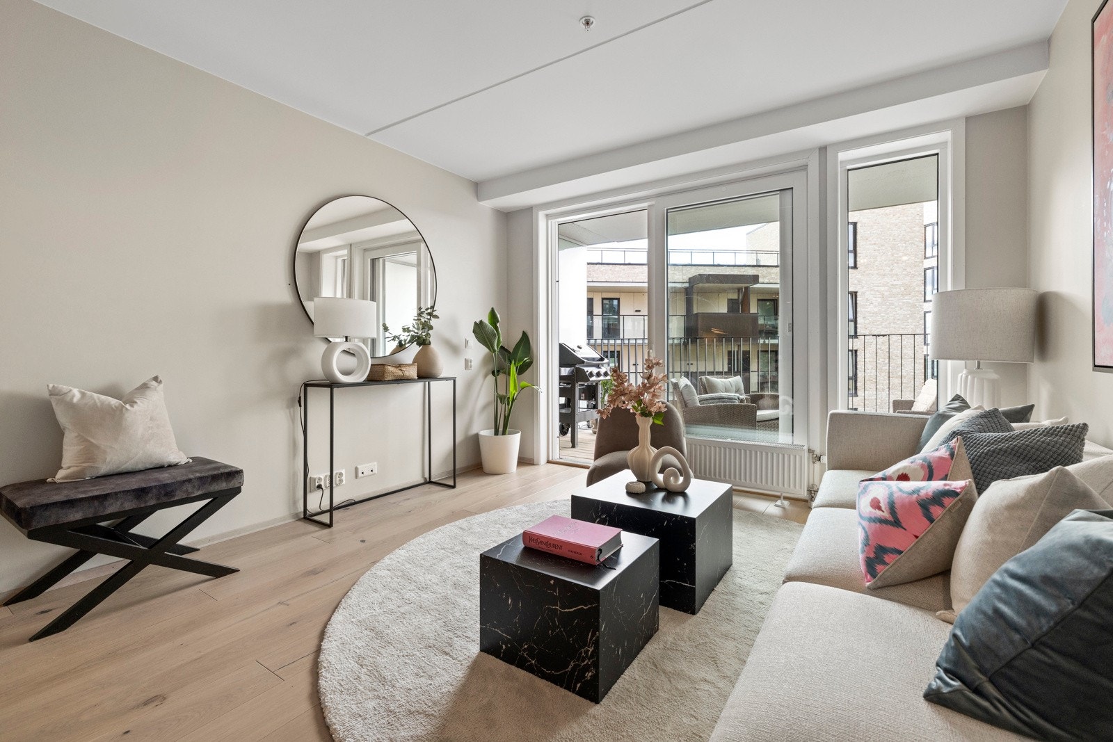 Her får du en delikat, luftig og eksklusiv leilighet som virkelig skiller seg ut. Med topp moderne standard og to solrike balkonger, kan du flytte rett inn og nyte livet fra første dag. Galleribilde