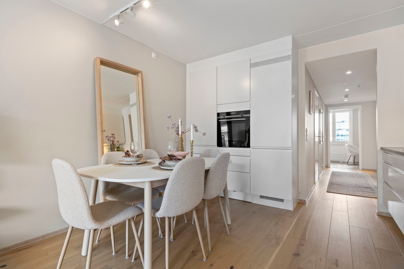 Det er god plass til spisegruppe ved kjøkkenet. Galleribilde