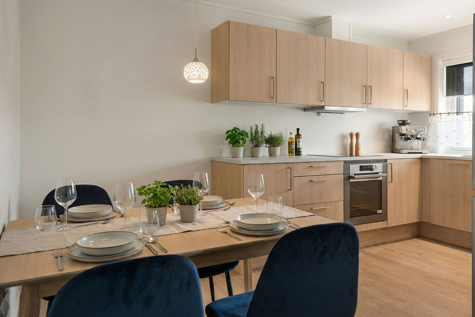 Koselig spiseplass i tilknytning til pent kjøkken (illustrasjonsbilde) Galleribilde