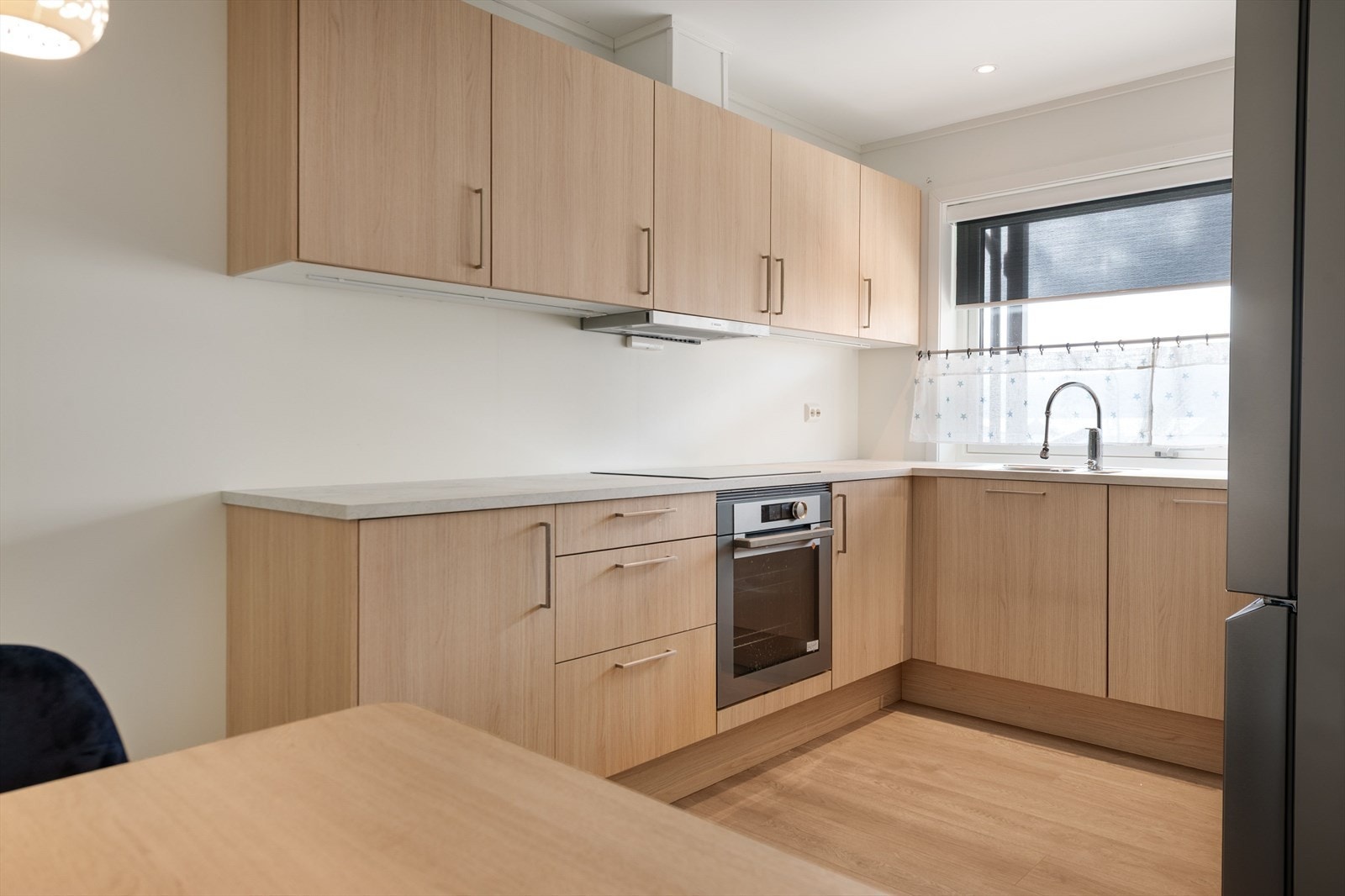 Kjøkkenet har god skap- og benkeplass. Galleribilde