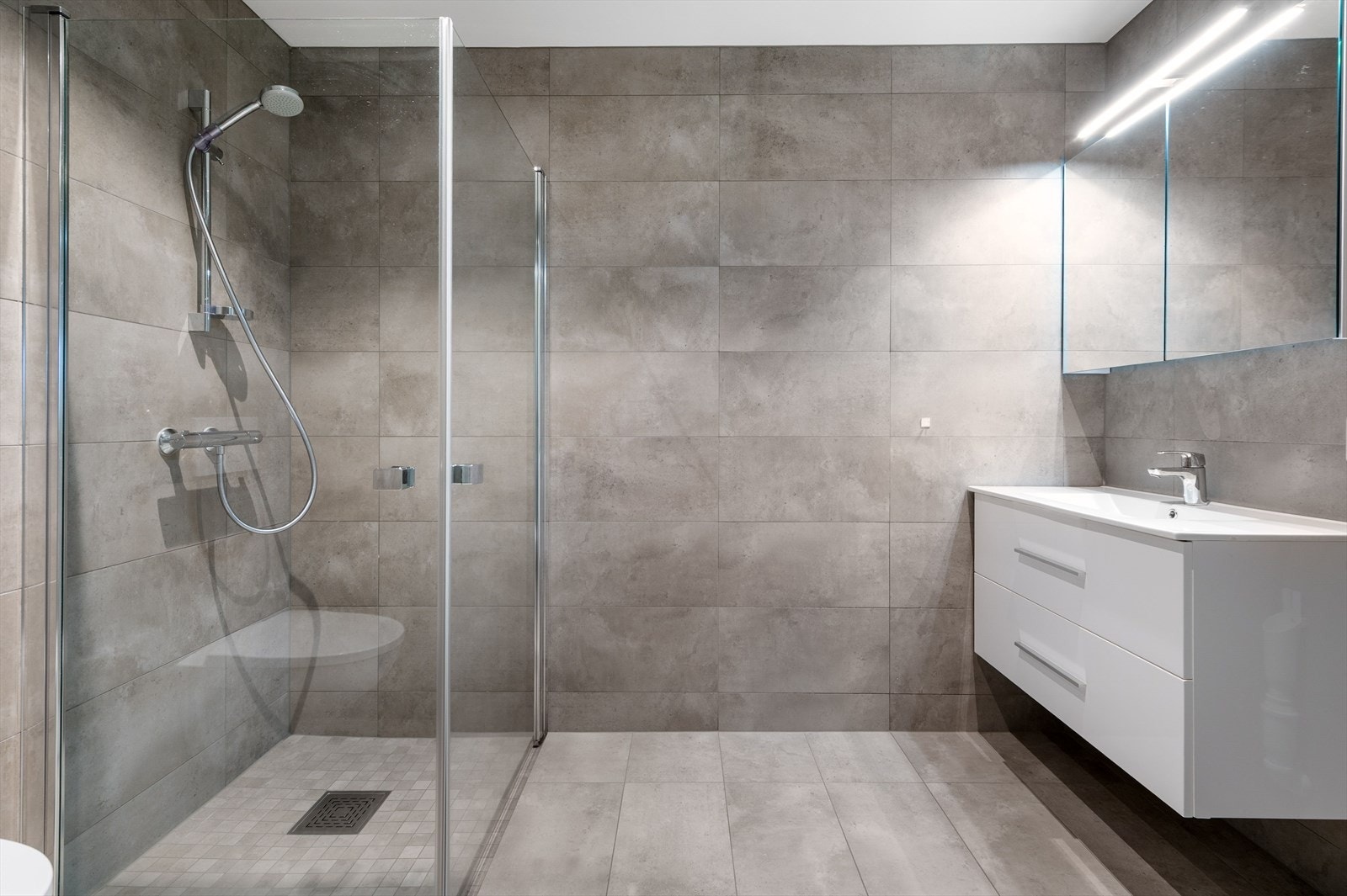 Moderne og stilfullt bad. Galleribilde