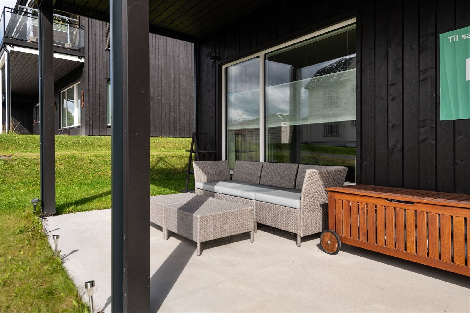 Koselig uteplass hvor man kan nyte fine sommerdager. Galleribilde