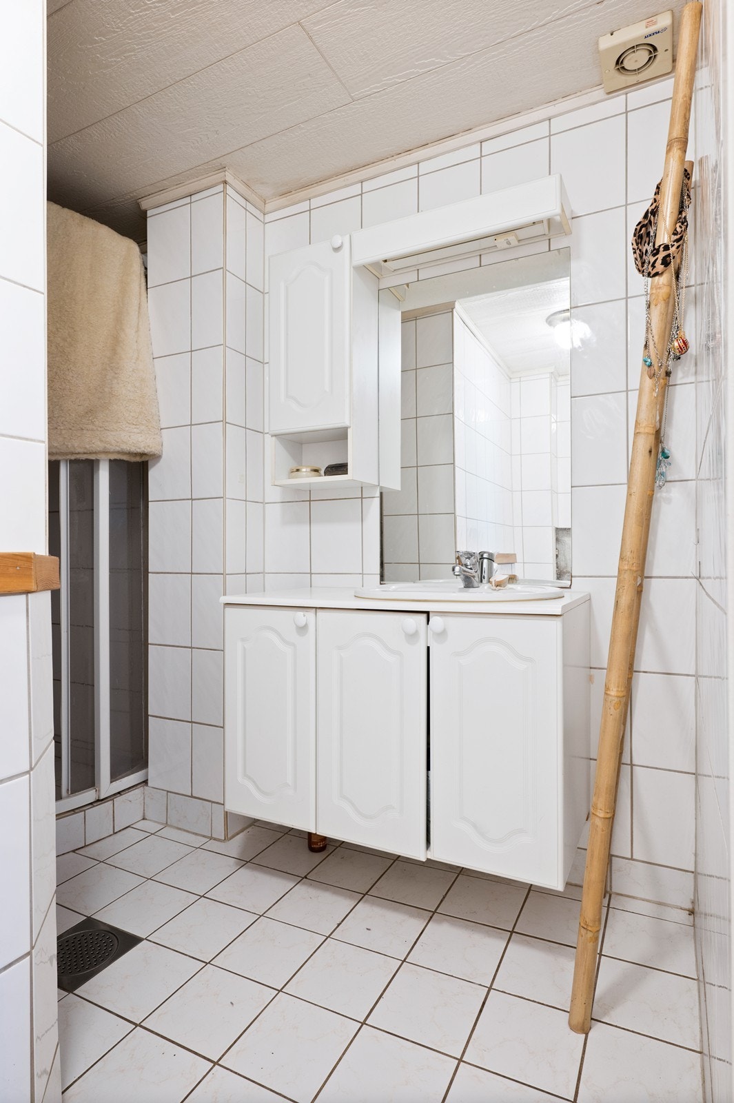 Badet i underetasjen har dusjkabinett, toalett og servant med underskap. Her er det også opplegg for vaskemaskin Galleribilde