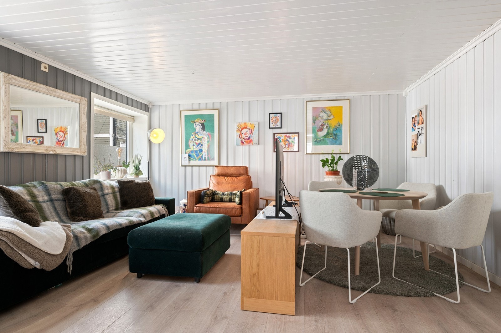 Underetasjen har entré, gang, ett soverom, kjøkken, bad, stue og bod. Underetasjen er idag utleid. Merk at underetasjen ikke er godkjent som rom for varig opphold. Galleribilde