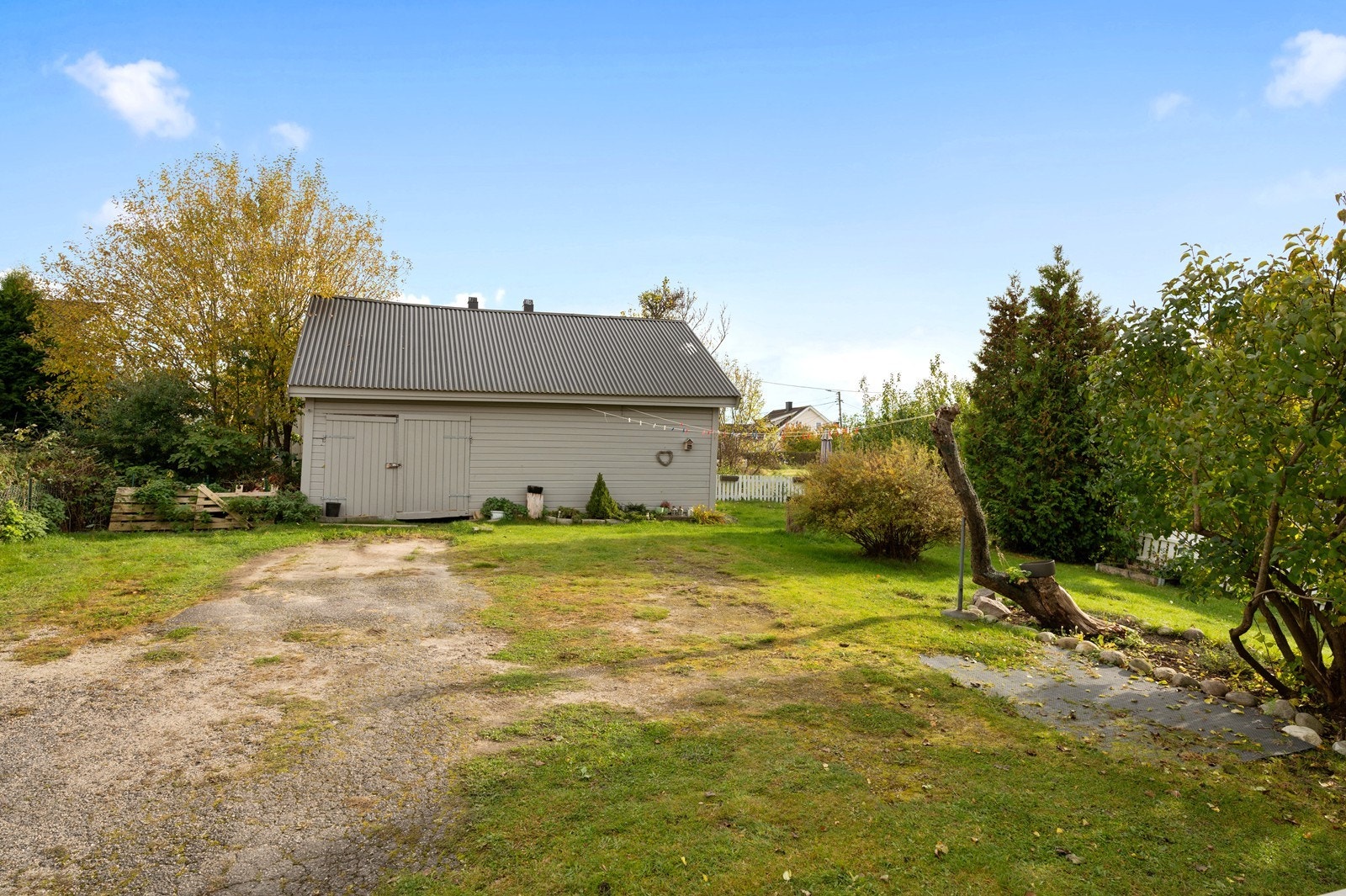 Festet tomt på 552,1 kvm. Tomten har diverse beplantning Galleribilde