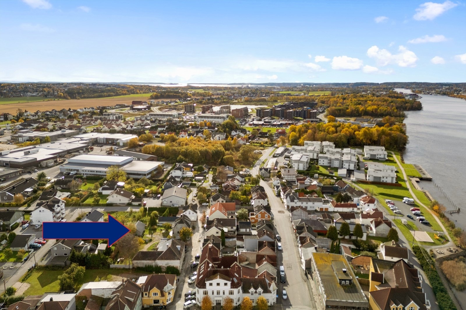 Eiendommen ligger i et etablert boligstrøk med forholdsvis liten trafikk og en rolig atmosfære. Det er kort vei til skole, barnehage og handelssenter og området regnes som et populært sted å bo Galleribilde