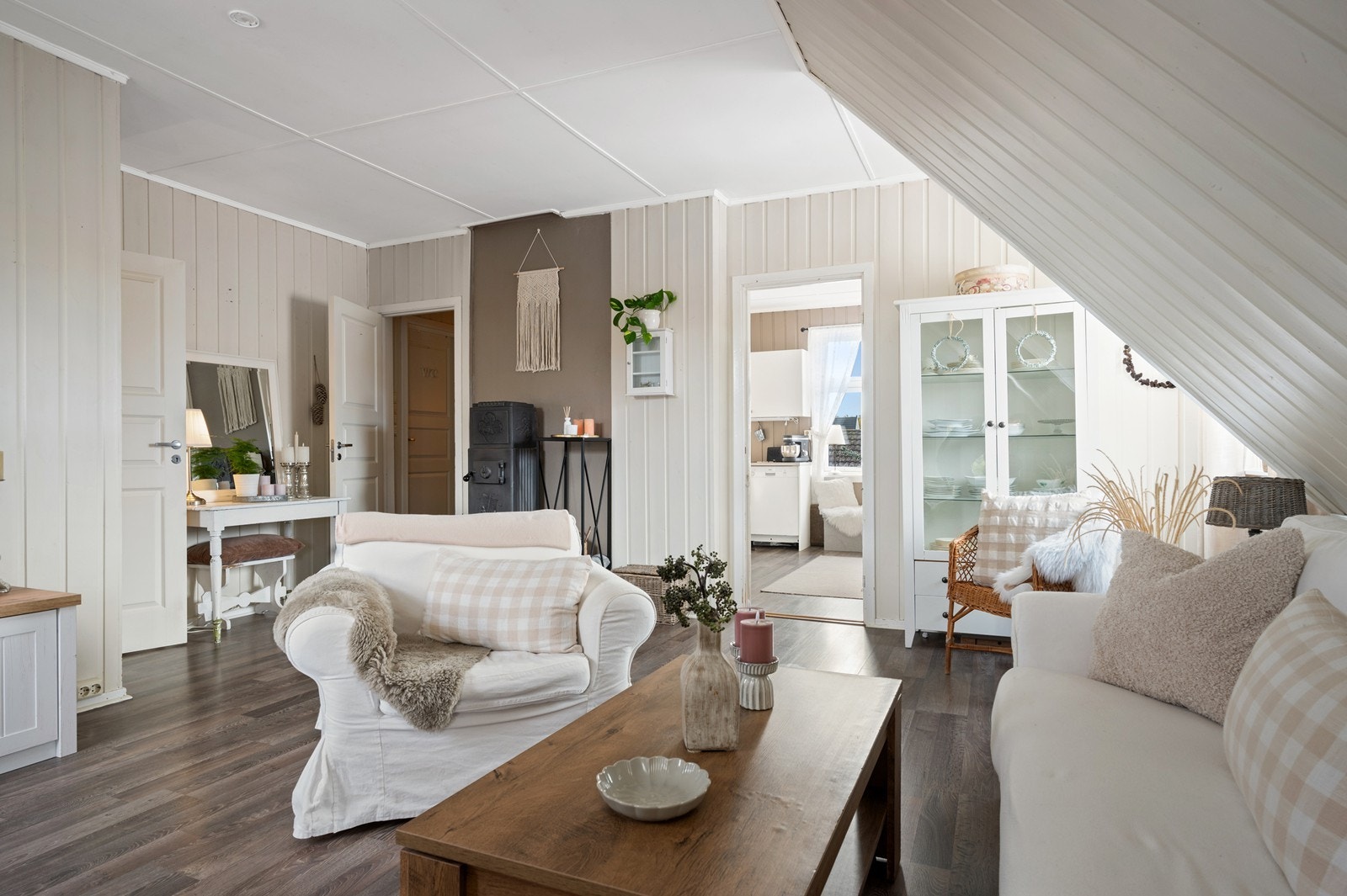 2. etasje har trapperom, bad, lite soverom, stue og kjøkken med spisekrok Galleribilde