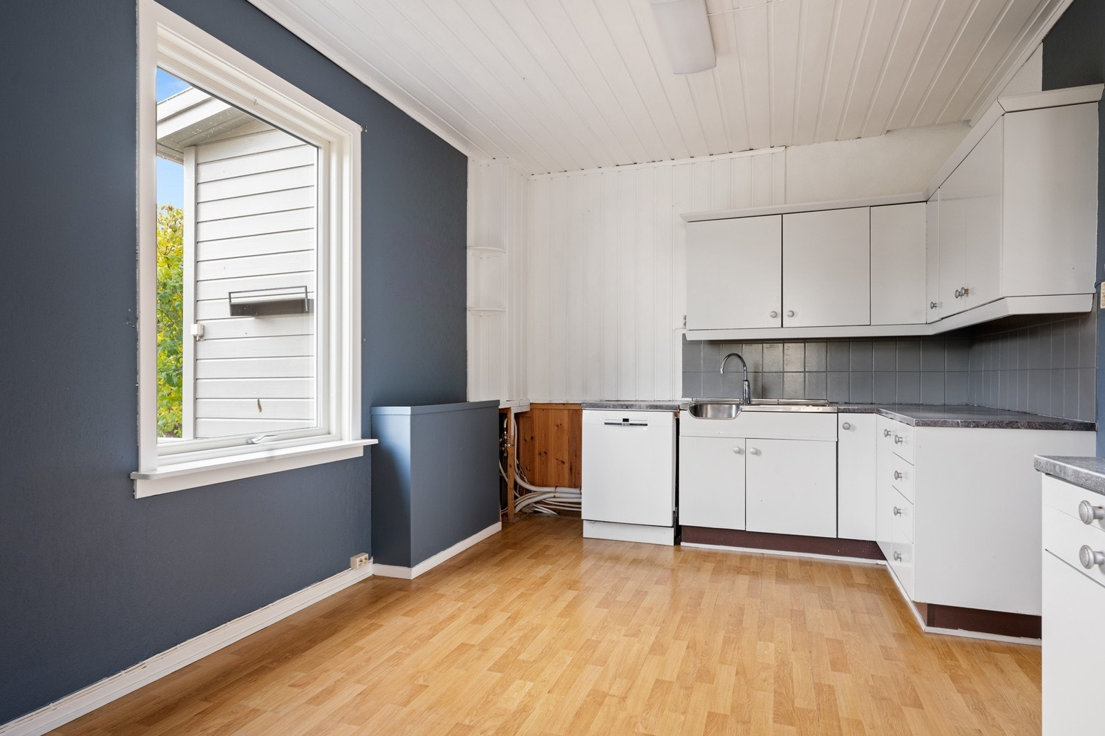 Stort kjøkken med fornyingspotensiale Galleribilde