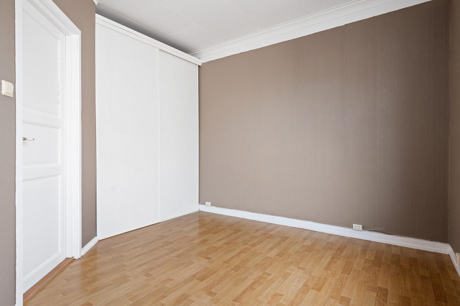 Soverommet har skyvedørsgarderobe. Galleribilde