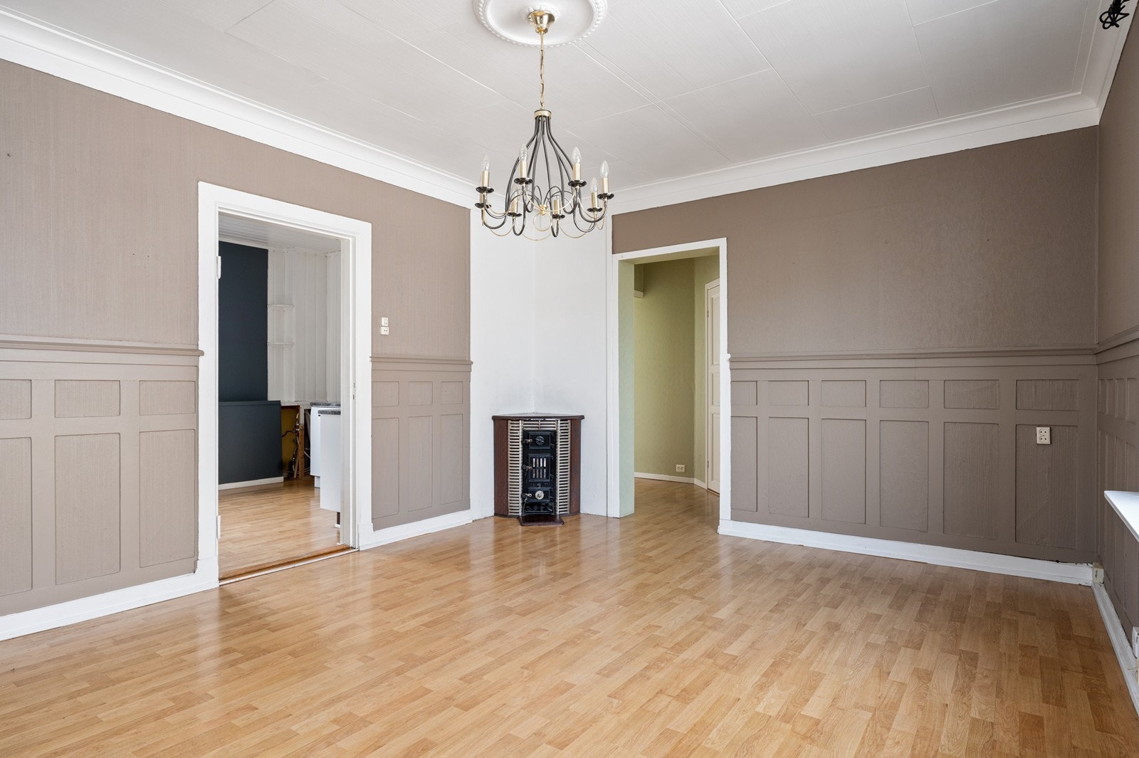 Det er plass til spisestue i stuen som ligger rett ved kjøkkenet Galleribilde