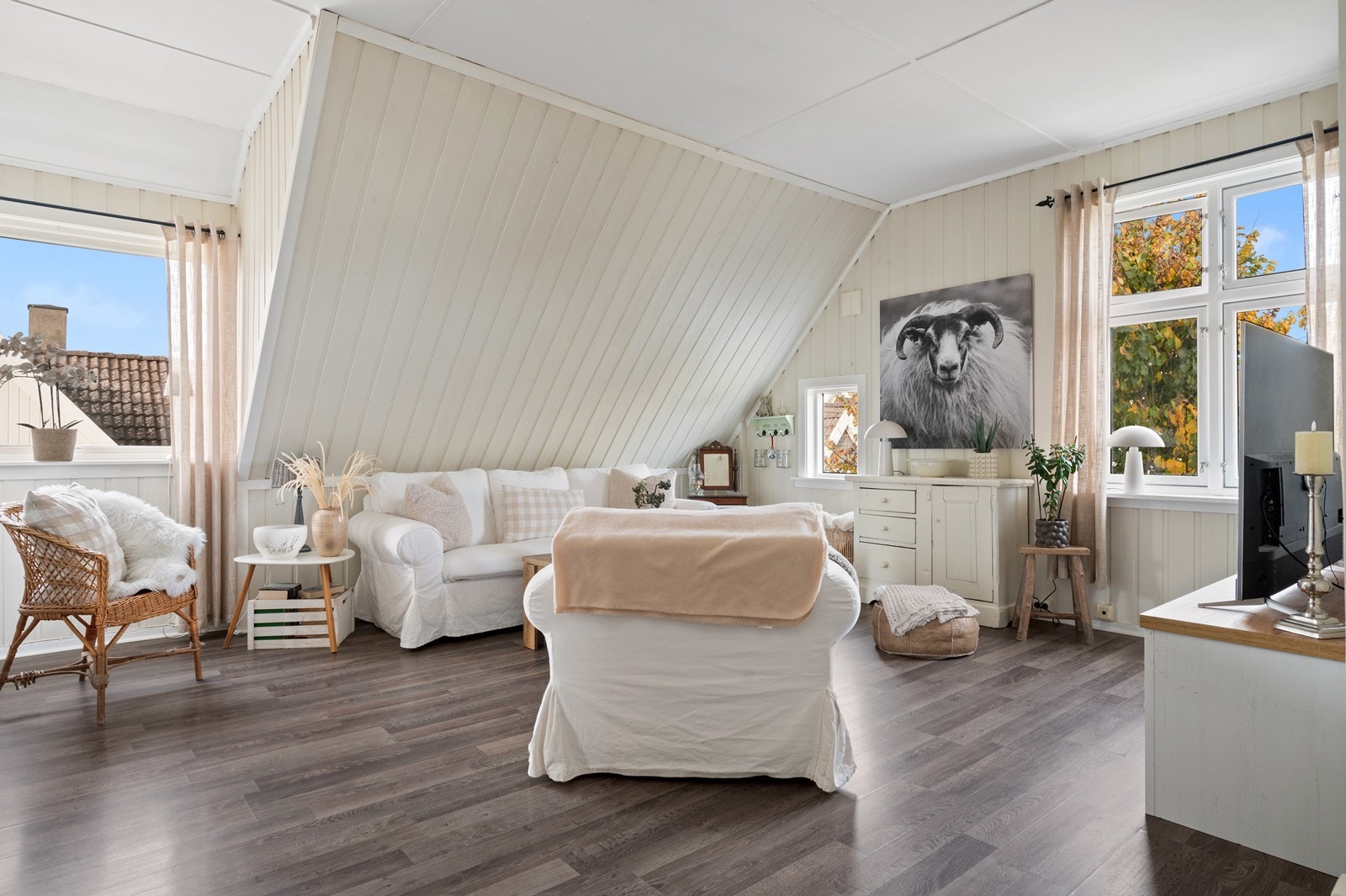 2.etg er lys og tiltalende, "leiligheten" leies idag ut. Galleribilde