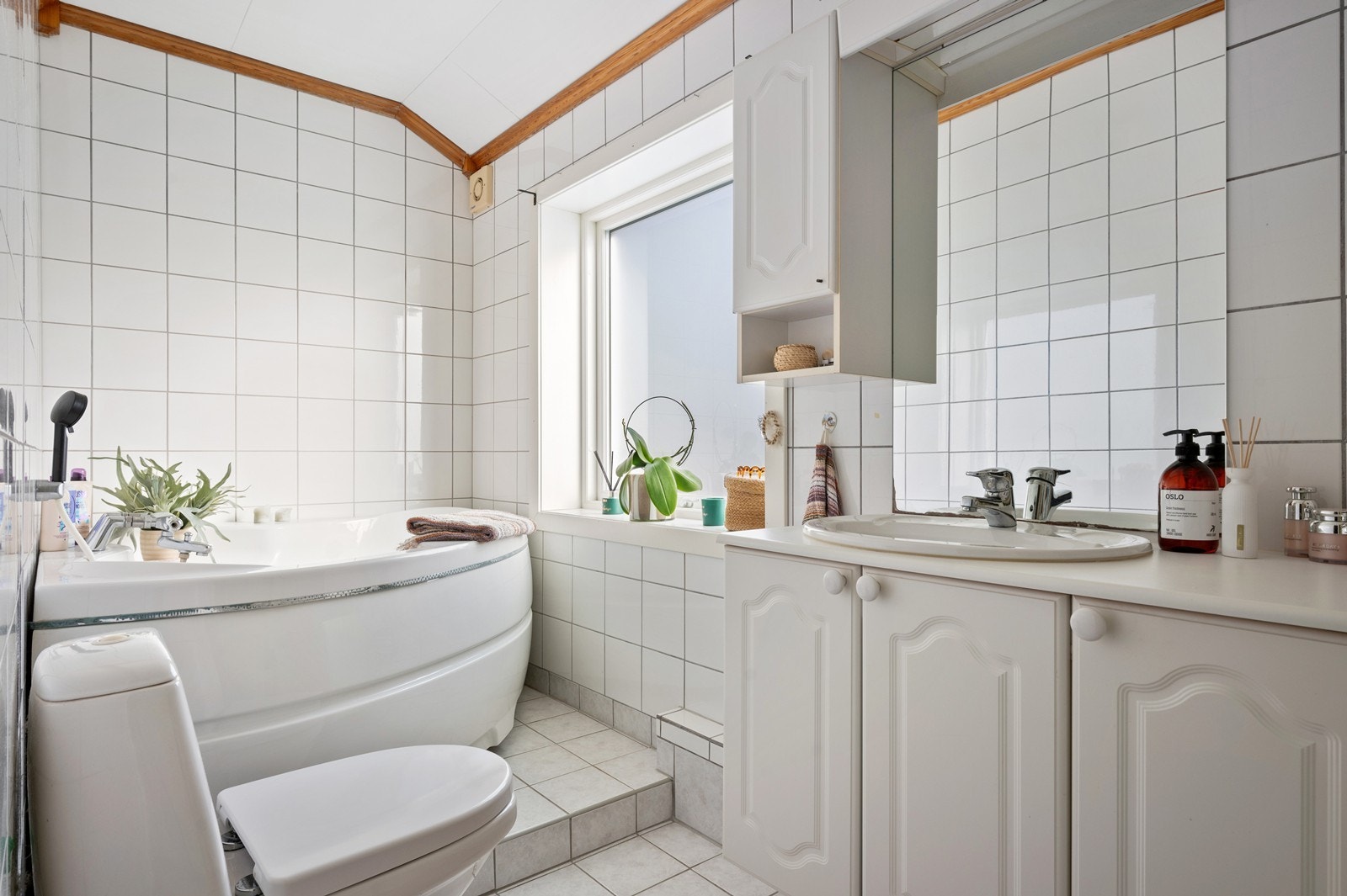 Badet i 2. etasje har badekar med hånd dusj, toalett, servantskap samt opplegg for liten vaskemaskin. Her er det varme i gulvet Galleribilde