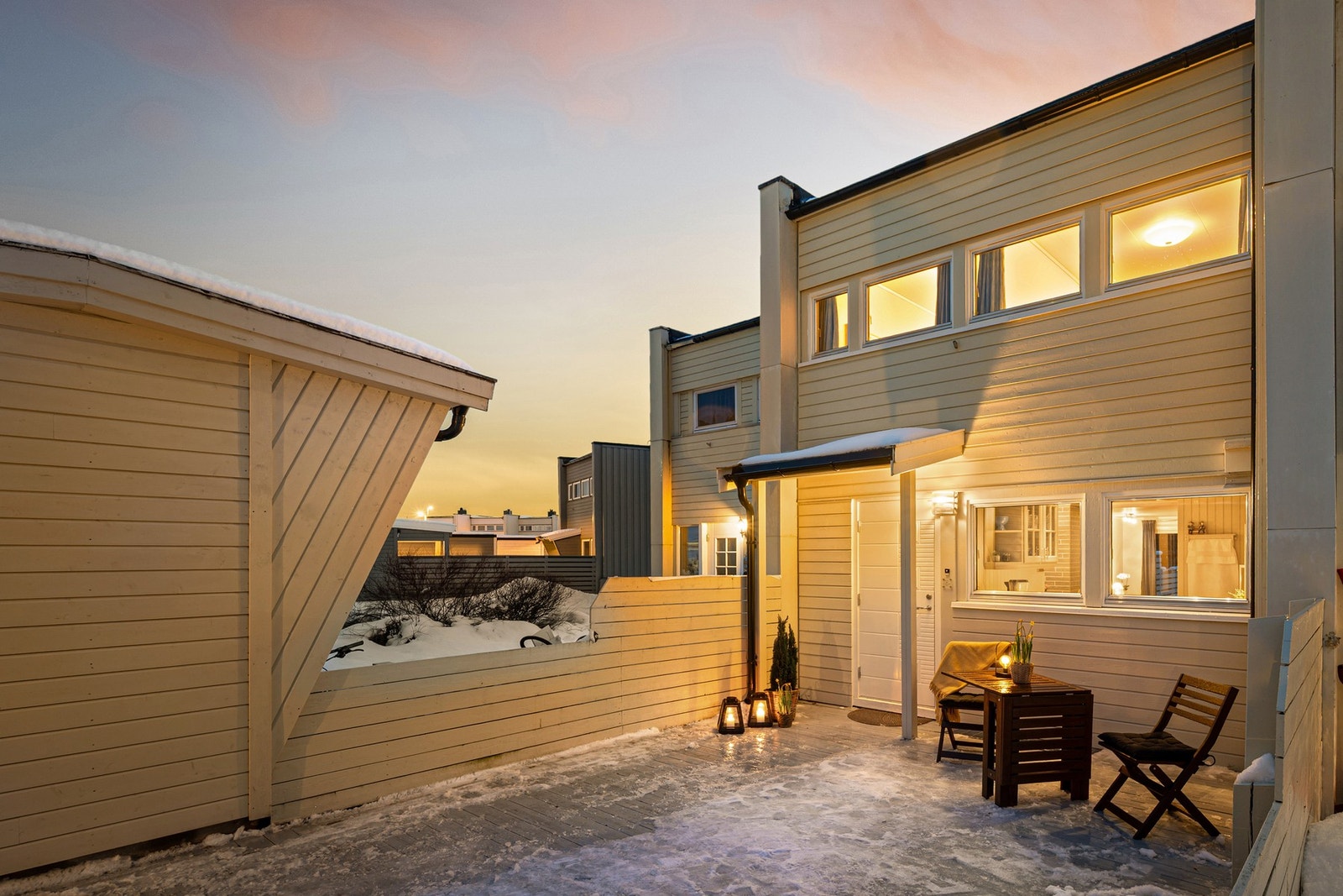 Her får du et romslig og innholdsrikt rekkehus. Velkommen inn! Galleribilde