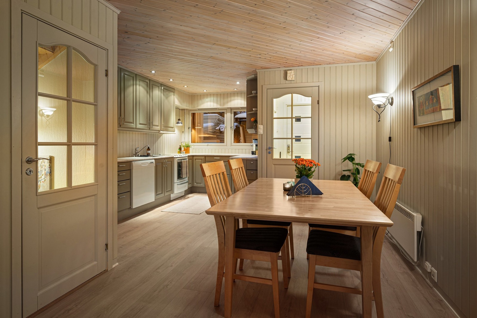 Praktisk og innholdsrik hovedetasje med stort kjøkken, naturlig spiseplass og romslig stue. Galleribilde