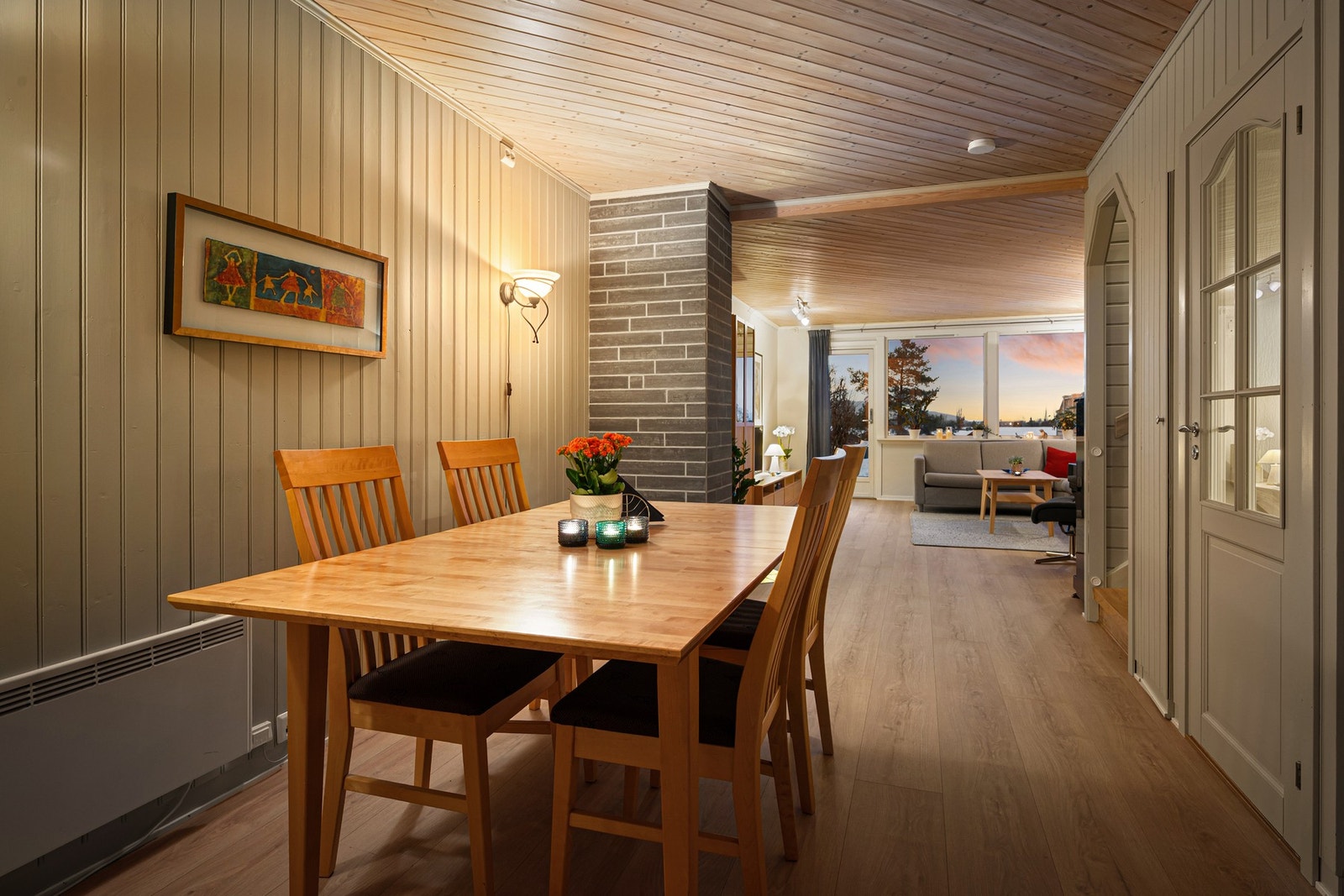 Flott spisestue på 11,5m² med åpen løsning til stuen. Galleribilde