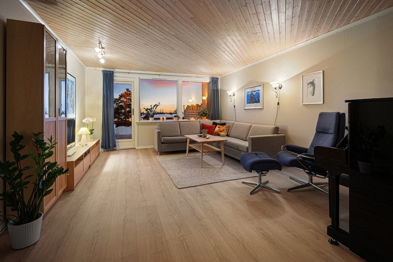 Her får du en romslig og koselig stue på 23,5m². Galleribilde