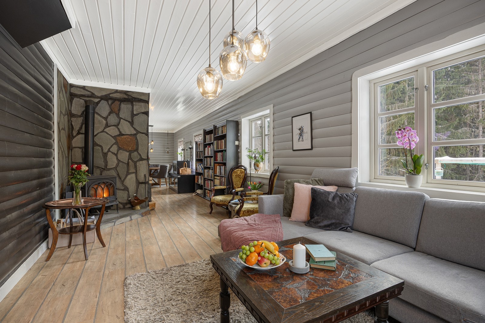 Mot kjøkkenet og spisestuen er det en åpen peis, og mot stuesonen er det en god peisovn i støpejern. Galleribilde