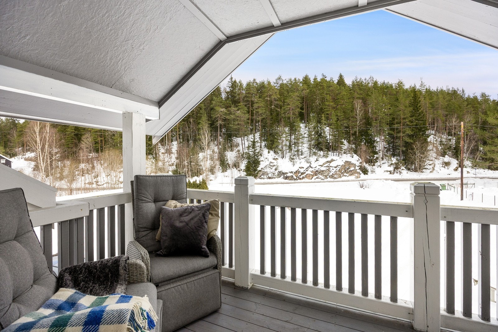 Fra stuen i andre etasje er det utgang til en østvendt balkong - den perfekte plassen for dagens første kaffekopp i morgensolen. Galleribilde