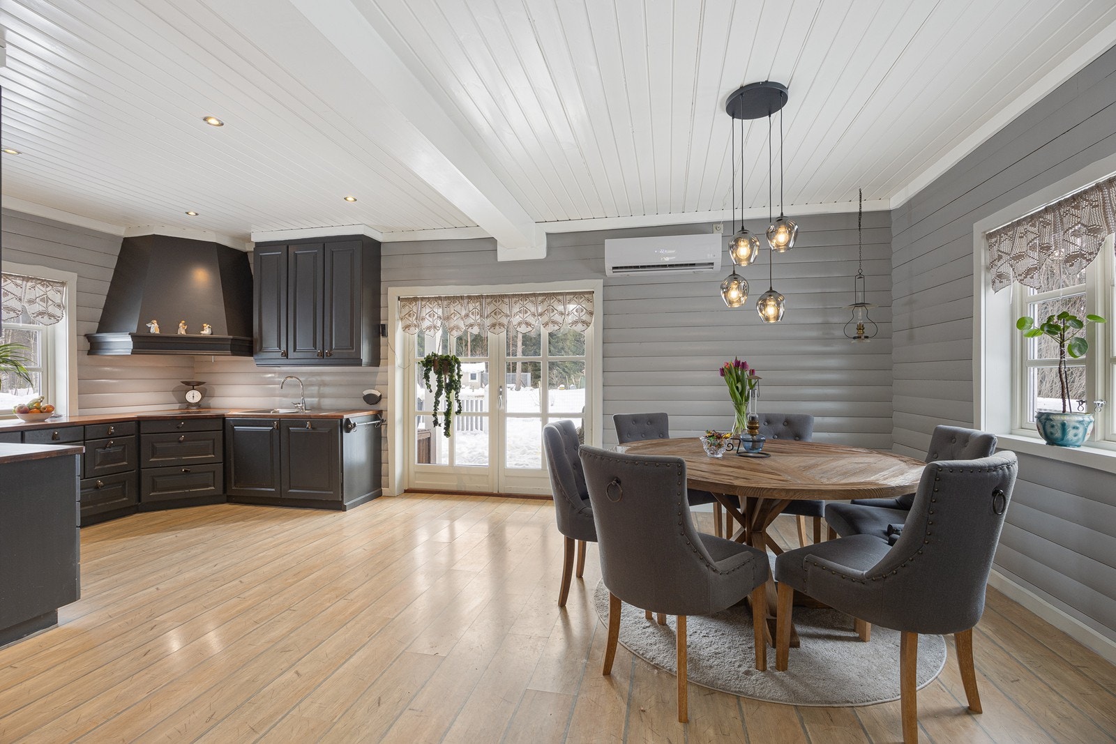 Luft-til-luftvarmepumpen gir god og jevn varme til rommet. De store vindusflatene gir flott, naturlig lys og naturskjønt utsyn. Galleribilde