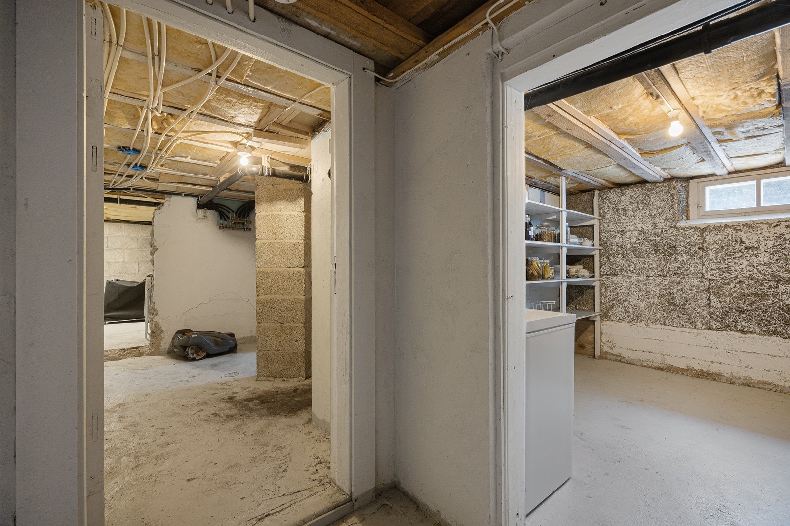 Kjelleren er en råkjeller og har flere bodrom. Galleribilde