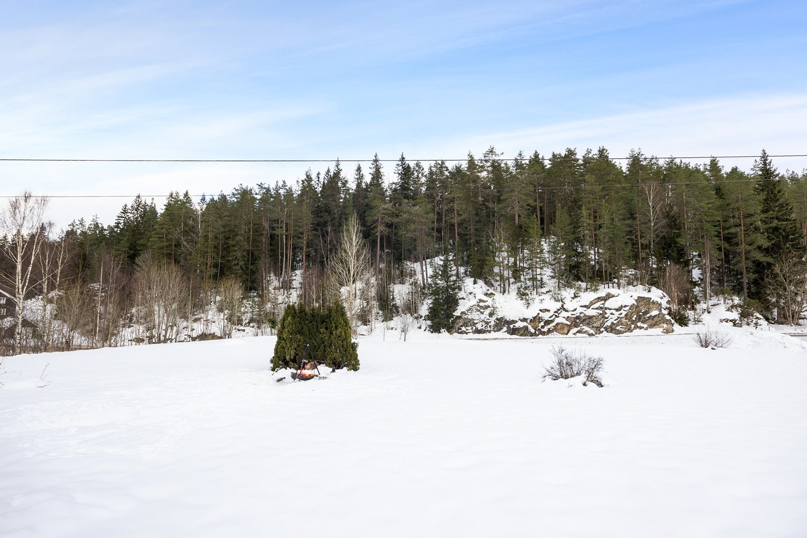 Eiendommen ligger landlig og naturskjønt til med helårs turmuligheter i nærliggende områder. Idylliske Tunnsjøen ligger i gangavstand, og her kan du bade, ta en tur i båt eller kano, rusle på turstiene rundt vannet - eller bare nyte stillhet og ro. Galleribilde