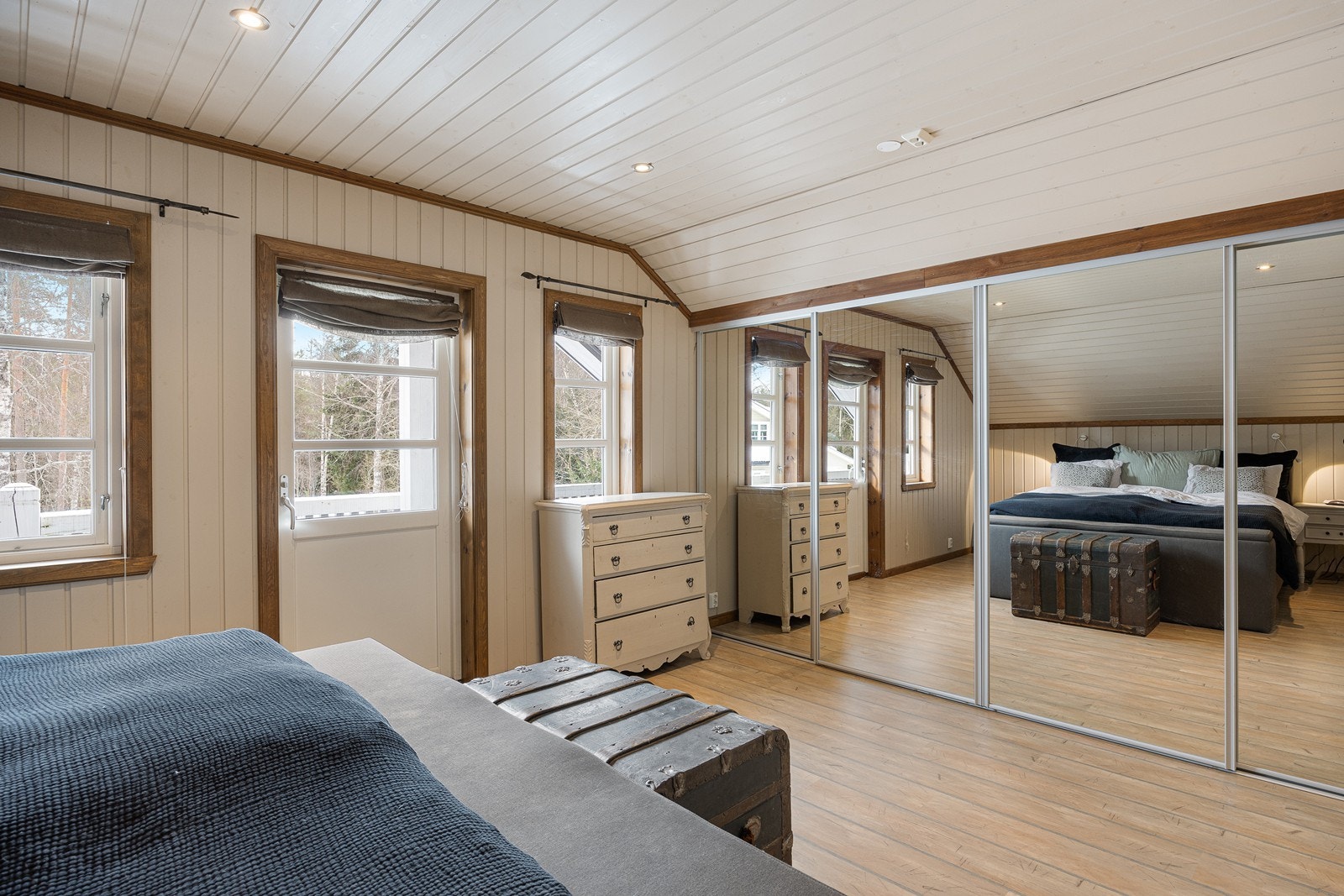 Det er skyvedørsgarderobe på hovedsoverommet, og boligen har for øvrig lagringsmuligheter i kjelleren (råkjeller) og i et frittliggende uthus. Galleribilde