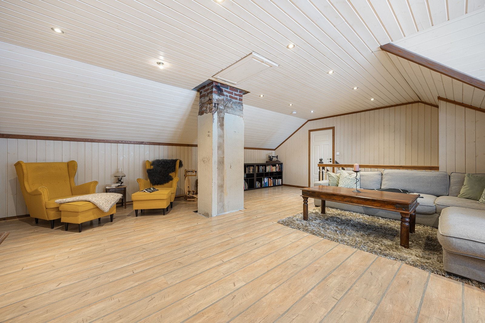 Mellom soverommene i andre etasje er det en stor, koselig loftstue - et kjærkomment element for barnefamilier. Galleribilde