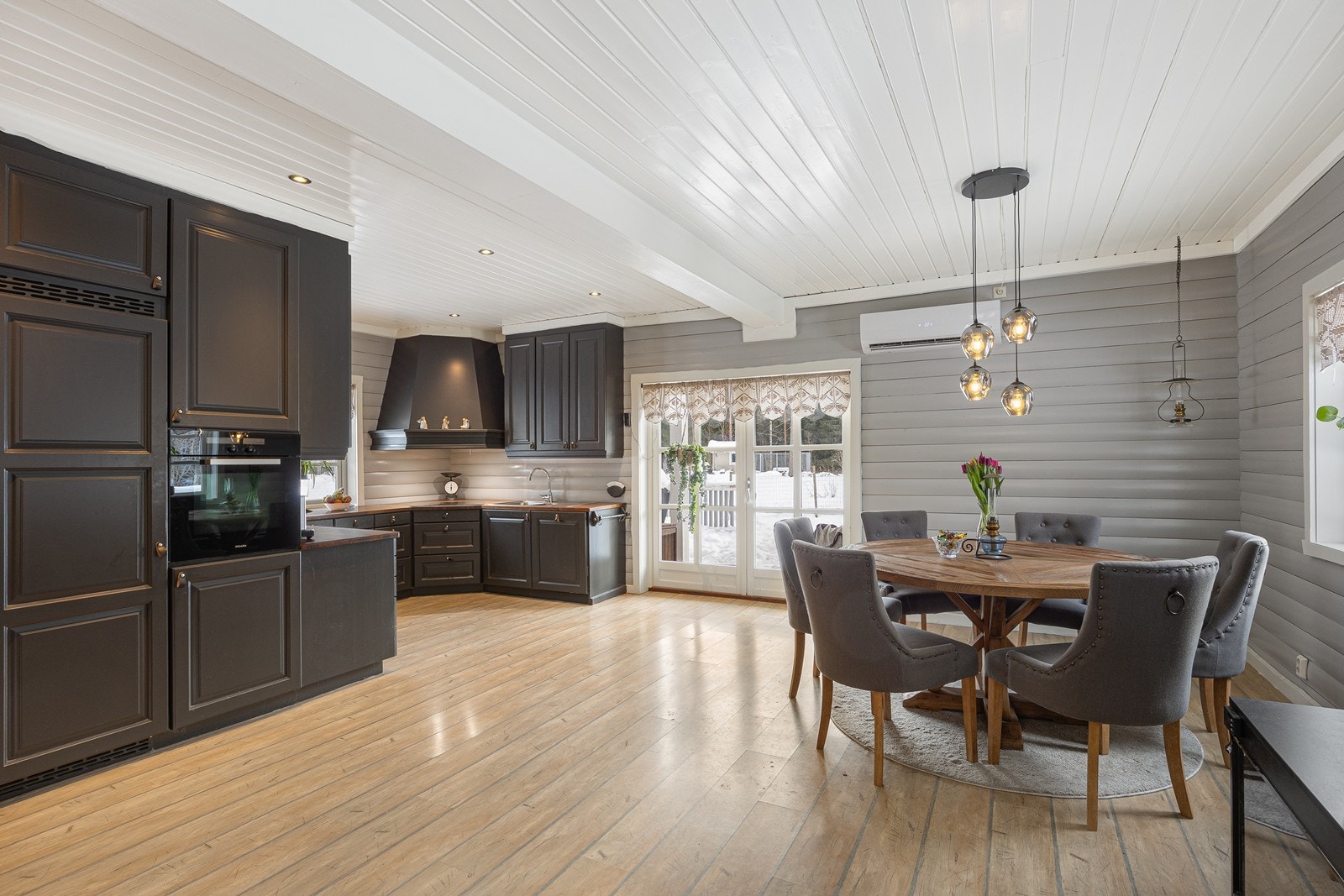 Videre er kjøkkenet utstyrt med integrerte hvitevarer som oppvaskmaskin, kjøleskap, stekeovn og induksjonstopp, samt ventilator. Galleribilde