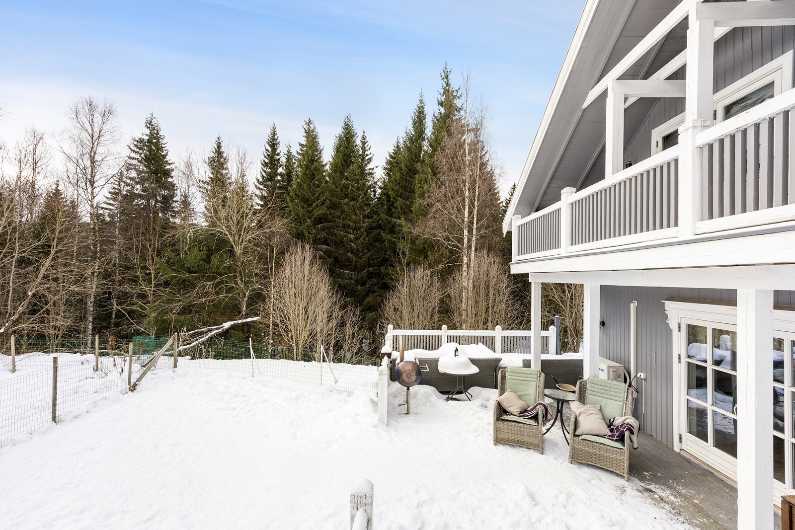 Gode solforhold kommer til sin rett på en sydvestvendt terrasse med adkomst fra spisestuen. Her er det utmerket plass til grill og det man måtte ønske av utemøblement, og et lite overbygg sørger for noe utvidet brukstid. Galleribilde