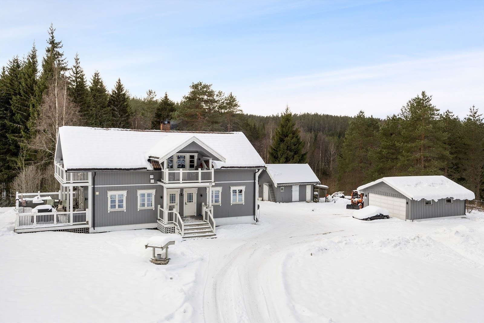 Eiendommen skilte med en solrik, velstelt tomt på ca 3,3 mål, dobbelgarasje, frittliggende uthus, stor, solrik terrasse og to balkonger. Galleribilde