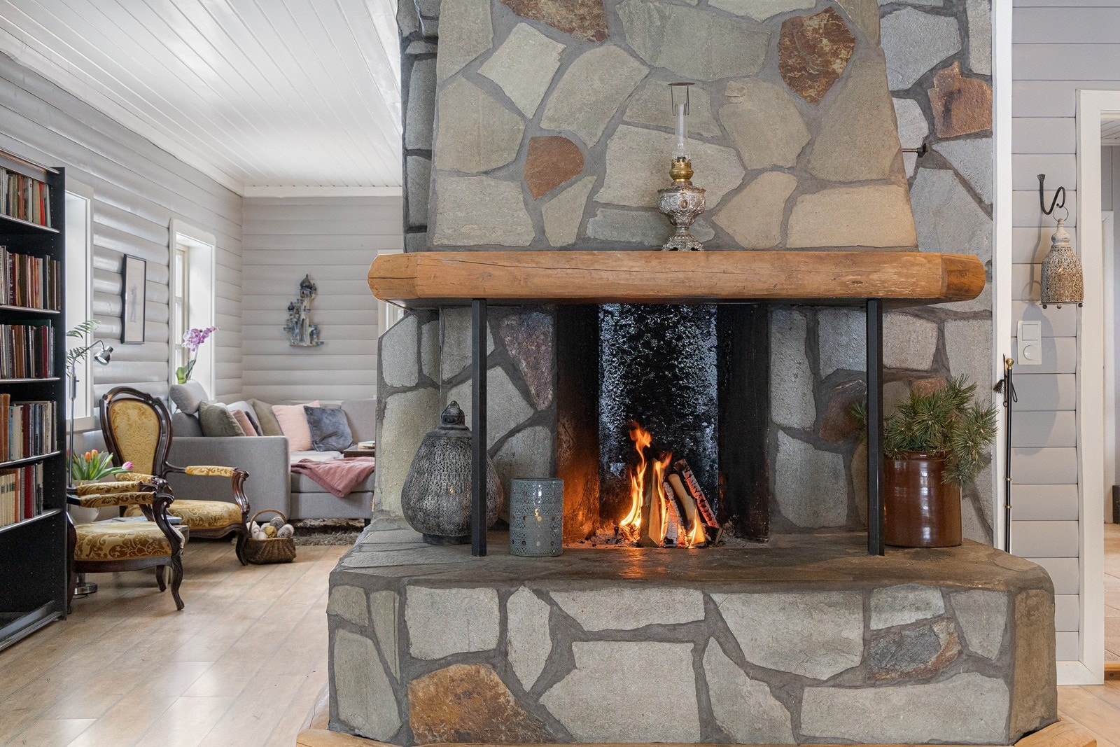 Den åpne løsningen skaper en luftig atmosfære, og sonene er dels adskilt av en oppmurt vegg med ildsted på begge sider. Galleribilde