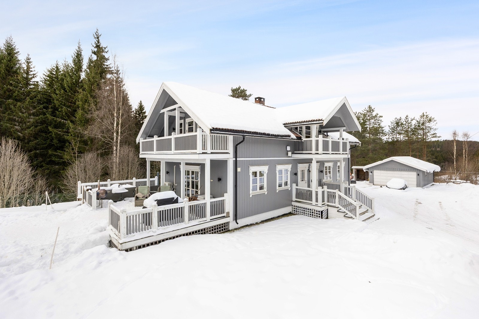 Hølandsveien 931 ligger i et naturskjønt område i Aurskog-Høland kommune, ca. 10 km nordvest for tettstedet Moe. Galleribilde