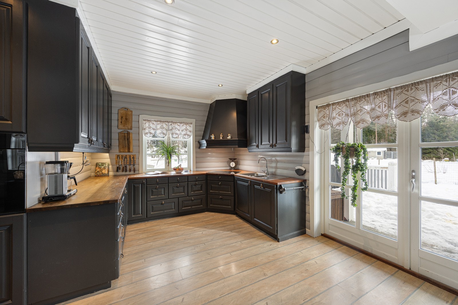 Kjøkkenet, som var nytt i 2008, har et klassisk og stilfullt design med gode benkeflater og rikelig med oppbevaringsplass. Galleribilde