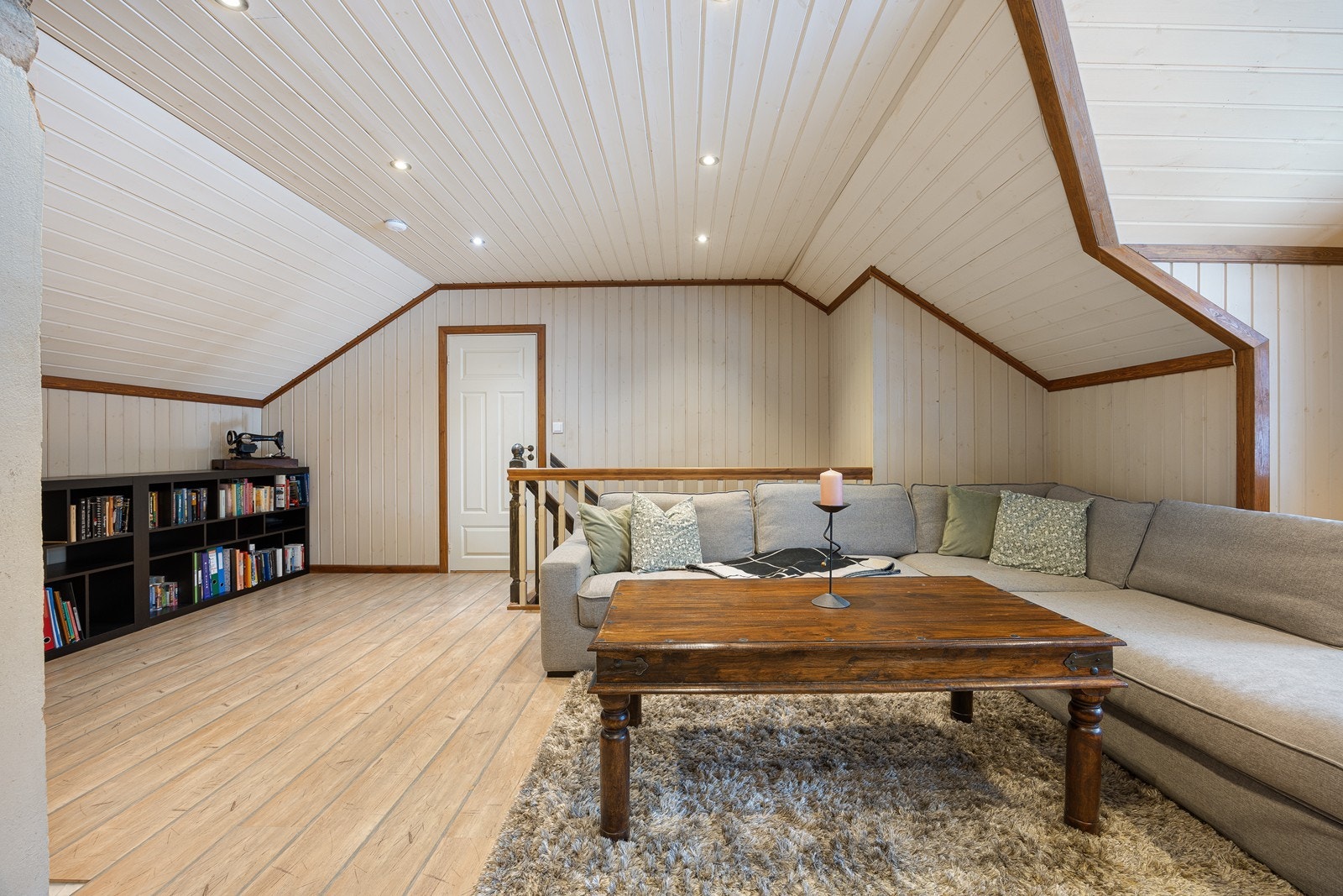 Her er det god plass til sofagruppe, lenestoler og tv-/mediastasjon, og rommet har stemningfulle downlights i himlingen. Galleribilde