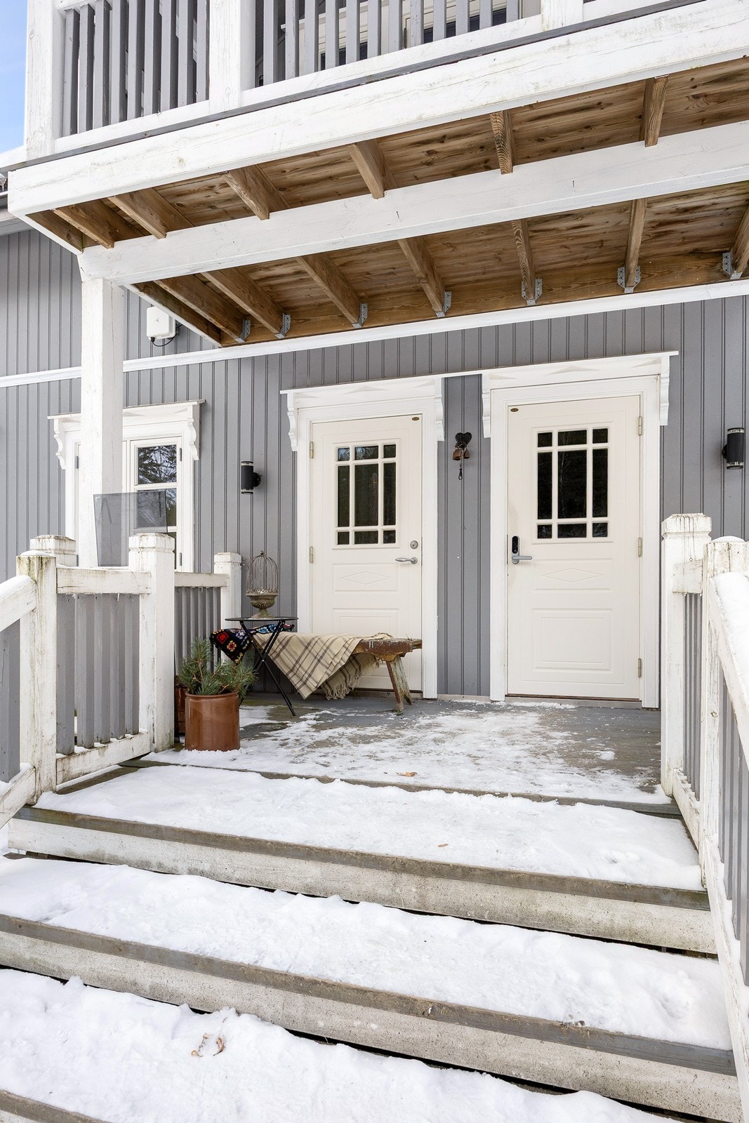 Eneboligen har et pent, overbygd inngangsparti med bred tretrapp og utebelysning. Galleribilde