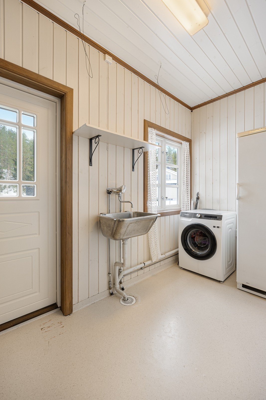 Vaskerommet har adkomst fra kjøkkenet, og har i tillegg egen dør ut til det overbygde inngangspartiet. Galleribilde