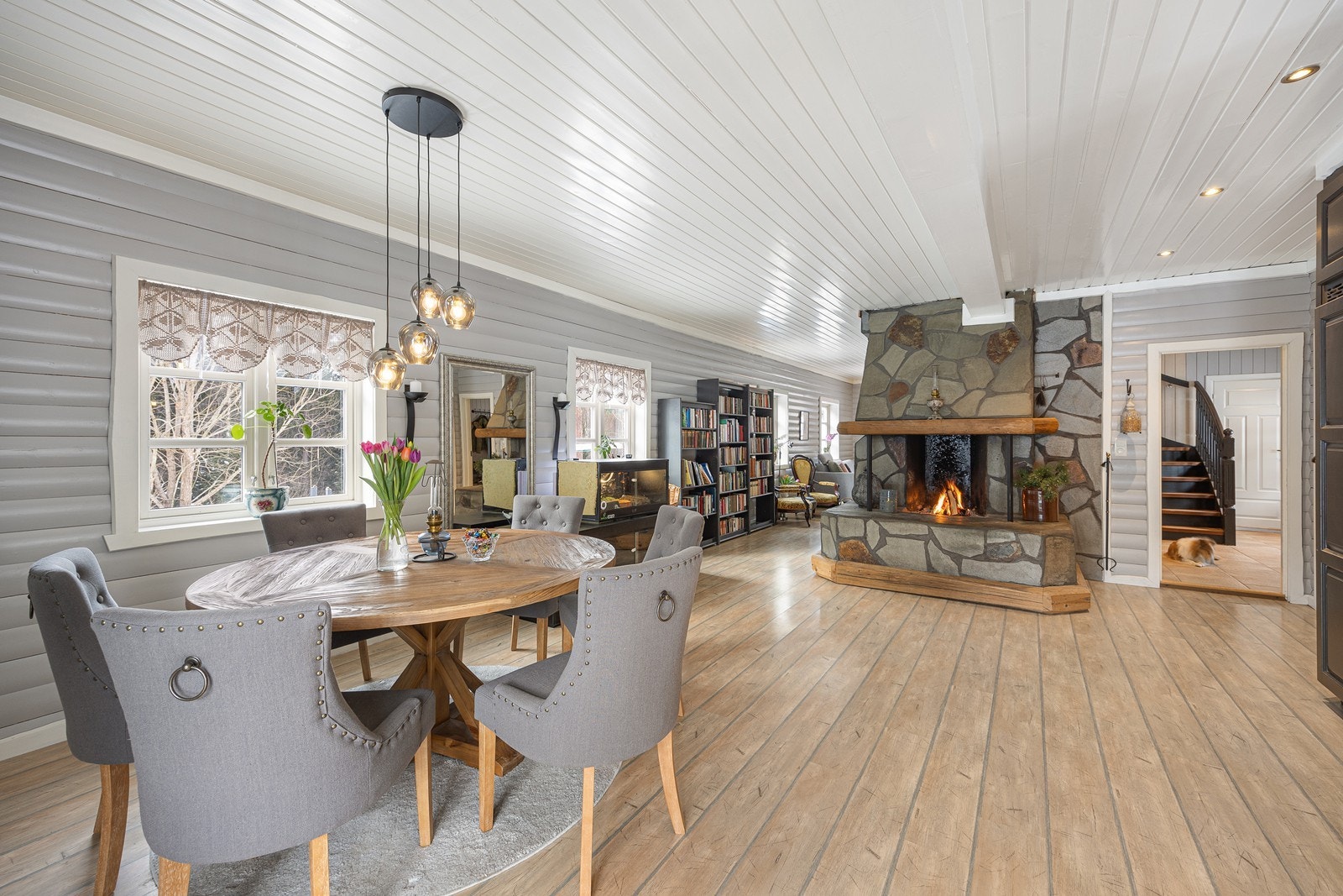 Kjøkkenet strekker seg videre mot stuen, og rommene utgjør et langstrakt allrom med god plass både til hverdagsaktiviteter og når det er tid for selskap. Galleribilde