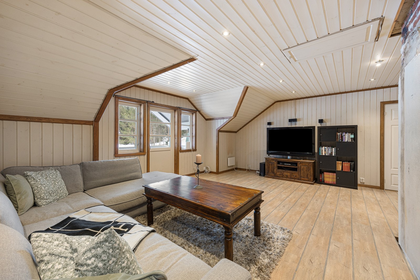 Fra loftstuen er det utgang til en østvendt balkong på ca. 6 kvm med naturskjønt utsyn. Galleribilde