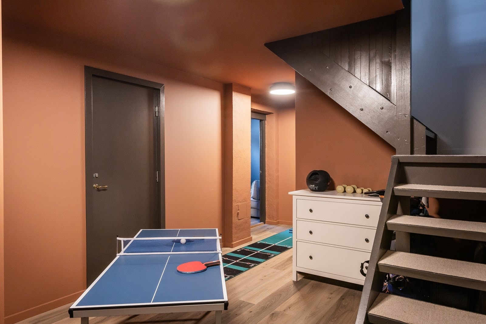 Romslig gang i kjeller samt inngang stor lagringsbod med hyllesystemer både for ski og diverse annen lagring. Galleribilde