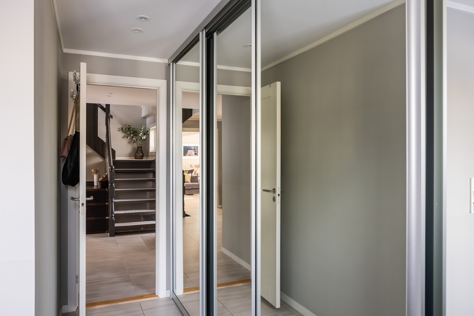 Omkledningsrom med skyvedørsgarderobe med speilfronter. Galleribilde