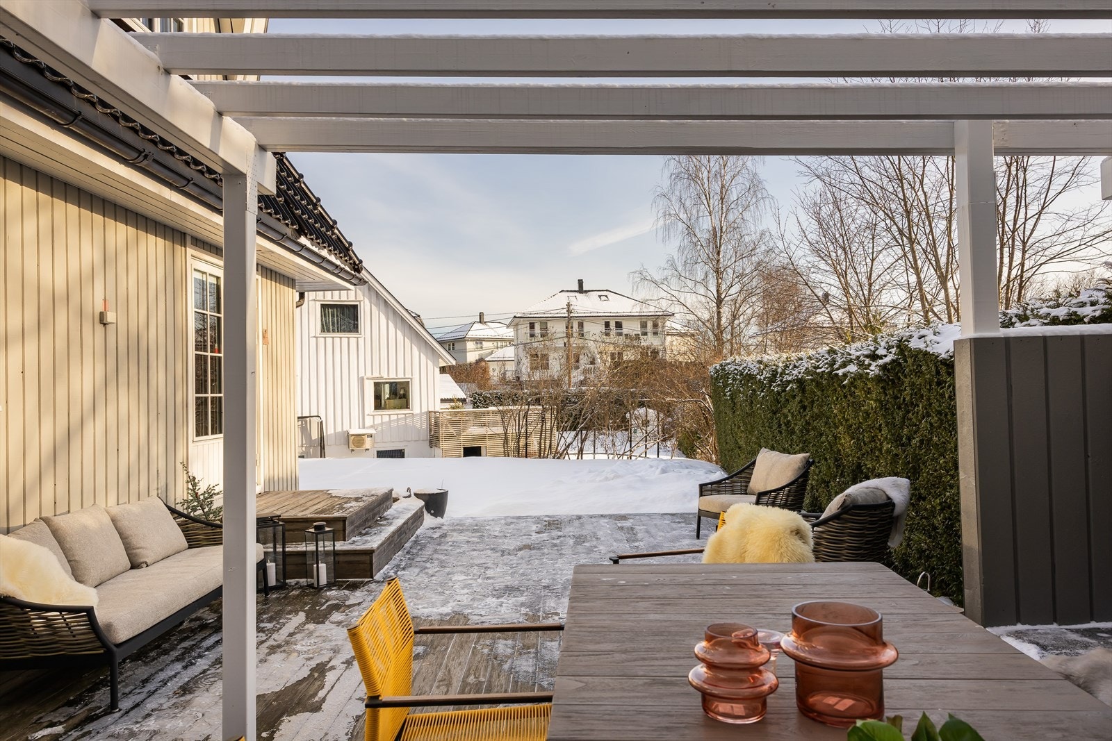 Her er det god plass til utemøbler og er et naturlig samlingspunkt for familie og venner på sommerstid. Galleribilde