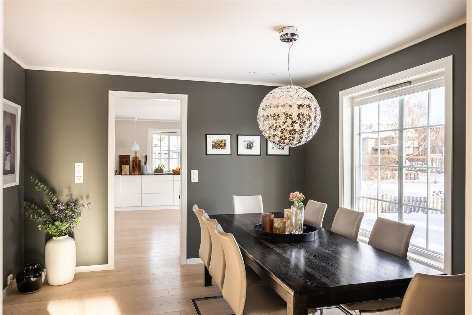 Lekker 1 stavs parkett strekker seg gjennom 1. og 2. etasje. Galleribilde