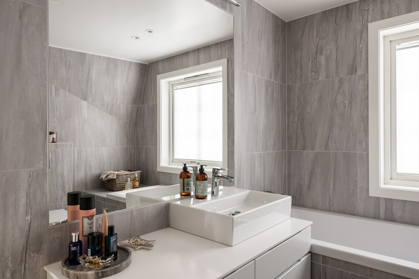 Badet består av flislagte vegger, flislagt gulv med varmekabler og malt himling. Galleribilde